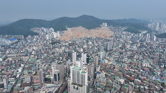 저 멀리 북한산시그니처캐슬로 지어지는 갈현 1구역 부지가 보인다. [안경찬PD]