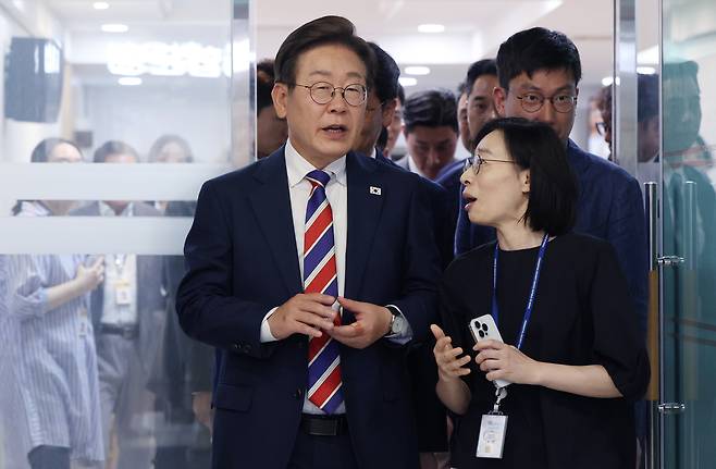 이재명 대통령이 11일 서울 용산 대통령실 기자식당에서 출입기자들과 점심식사 후 나오고 있다. [연합]