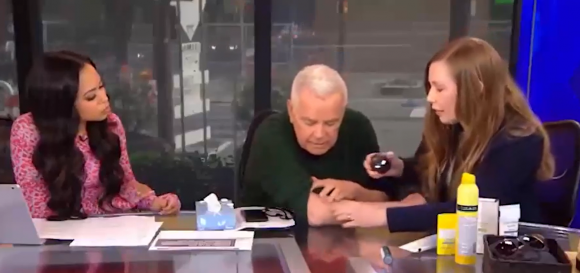 미국 피부과 전문의 조안나 워커(오른쪽) 박사가 방송 진행 도중 진행자인 마이크 제릭(가운데)의 오른쪽 팔을 보고 기저세포암이라고 진단하는 모습. [폭스29 방송 화면]