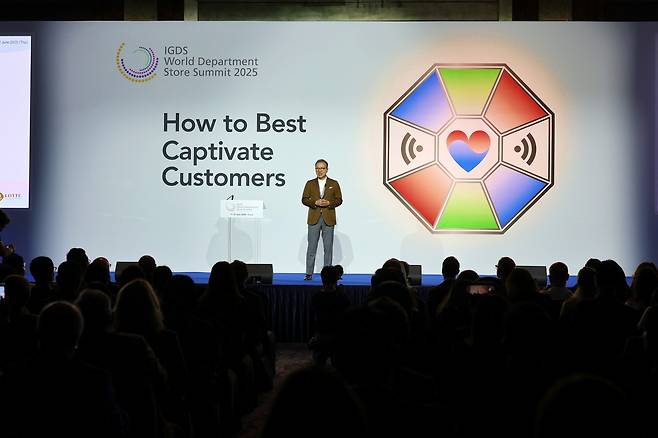 ‘제16회 IGDS 월드 백화점 서밋(WDSS 2025)’ 이틀째인 12일 롯데호텔 서울에서 정준호 롯데백화점 대표가 발표하는 모습 [롯데백화점 제공]