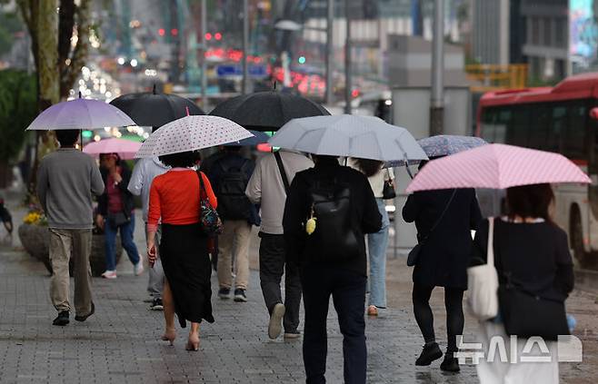 [서울=뉴시스] 김진아 기자 = 서울 강남구 일대에서 우산을 쓴 시민들이 퇴근길 발걸음을 재촉하고 있다. 2025.05.16. bluesoda@newsis.com