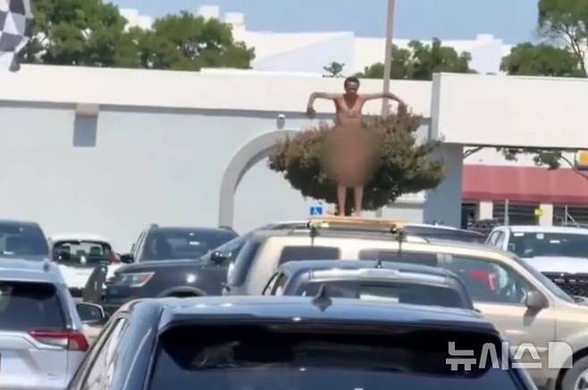 [뉴시스]캘리포니아의 한 남성이 경찰차 지붕에서 알몸으로 춤을 추다가 체포됐다. (사진=뉴욕포스트)