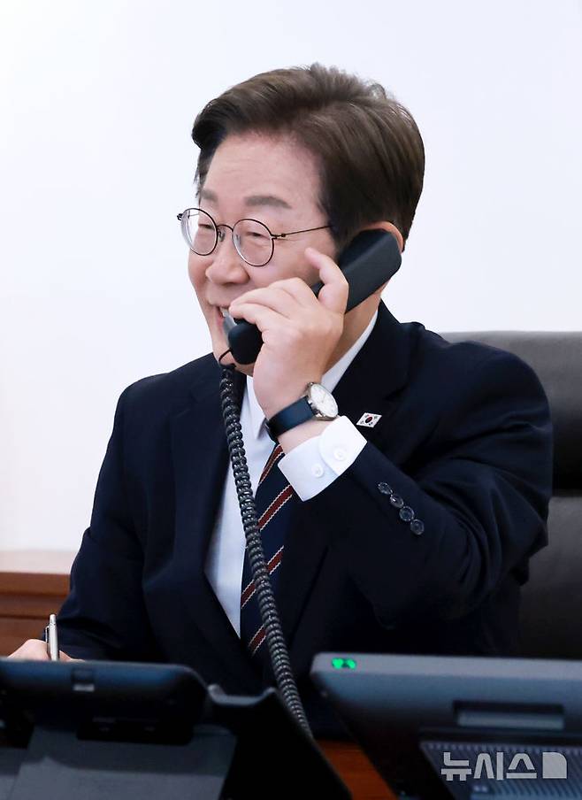 [서울=뉴시스] 고범준 기자 = 이재명 대통령이 9일 서울 용산구 대통령실 청사 집무실에서 이시바 시게루 일본 총리와 전화 통화를 위해 수화기를 들고 있다. 2025.06.09. bjko@newsis.com