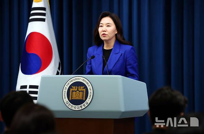 [서울=뉴시스] 최진석 기자 = 강유정 대변인이 11일 서울 용산 대통령실에서 현안 관련 브리핑을 하고 있다. 2025.06.11. myjs@newsis.com