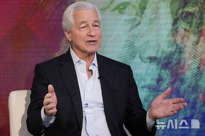 [서울=뉴시스] 11일(현지 시간) CNN에 따르면 제이미 다이먼 JP모건 최고경영자(CEO)는 "7월~10월쯤 되면 (관세 정책이) 효과가 있었는지 알 수 있을 것"이라고 말했다. 사진은 다이먼 JP모건 CEO 모습. 2025.06.12.