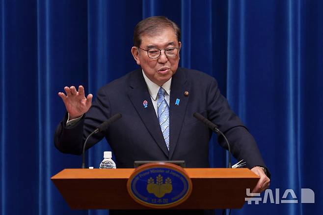 [도쿄=AP/뉴시스]이시바 시게루(石破茂) 일본 총리는 이번 국회 중 중의원(하원)을 해산하지 않을 방침을 굳혔다고 12일 아사히신문이 보도했다. 사진은 이시바 총리가 도쿄 총리 관저에서 기자회견을 가지고 발언하고 있는 모습. 2025.06.12.