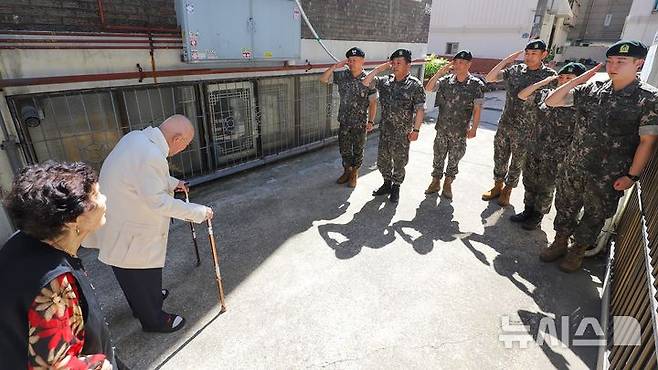 [인천=뉴시스] 6·25전쟁 참전용사 김선기 옹 부부를 향해 육군 제17보병사단 군수지원대대 장병들이 거수경례하고 있다. (사진=17사단 제공) 2025.06.12. photo@newsis.com