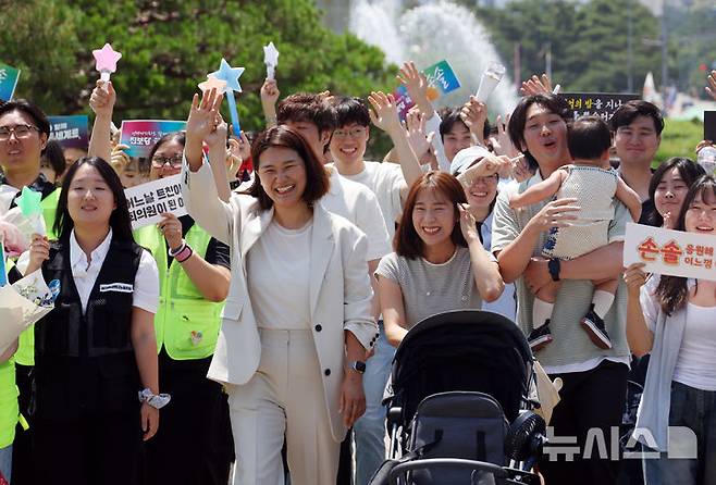 [서울=뉴시스] 고승민 기자 = 12일 서울 여의도 국회에서 열린 진보당 손솔 의원 등원식에서 손 의원과 청년 참석자들이 퍼포먼스를 하고 있다. 2025.06.12. kkssmm99@newsis.com