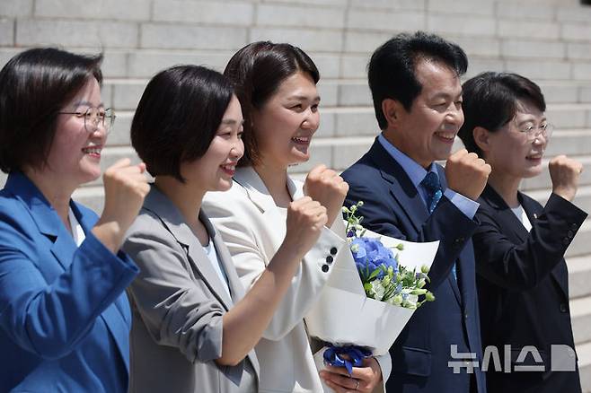 [서울=뉴시스] 고승민 기자 = 12일 서울 여의도 국회에서 열린 진보당 손솔 의원 등원식에서 김재연 대표, 윤종오 원내대표 등 의원들이 손 의원과 기념촬영하고 있다. 2025.06.12. kkssmm99@newsis.com