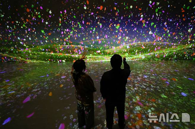 [서울=뉴시스] 황준선 기자 = 12일 서울 용산구 문화역서울 284에서 열린 '우리들의 낙원' 사전 공개 행사에서 관람객들이 스튜디오 레논의 '금강내산:허와 실의 조화' 작품을 관람하고 있다. 오는 13일 개막하는 '우리들의 낙원' 전시는 행복과 이상향을 주제로 하여 과거 사람들이 서울역에서 품어왔던 출발, 설렘, 시대, 위안 등 장소성을 되새기며 행복과 이상향을 탐구하는 여정을 VR, 사진, 설치, 영상 등 50여가지 작품으로 선보인다. 2025.06.12. hwang@newsis.com