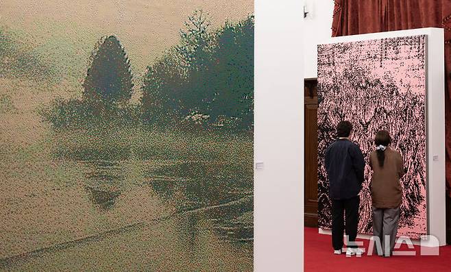 [서울=뉴시스] 황준선 기자 = 12일 서울 용산구 문화역서울 284에서 열린 '우리들의 낙원' 사전 공개 행사에서 관람객들이 황인기 작가의 작품을 관람하고 있다. 오는 13일 개막하는 '우리들의 낙원' 전시는 행복과 이상향을 주제로 하여 과거 사람들이 서울역에서 품어왔던 출발, 설렘, 시대, 위안 등 장소성을 되새기며 행복과 이상향을 탐구하는 여정을 VR, 사진, 설치, 영상 등 50여가지 작품으로 선보인다. 2025.06.12. hwang@newsis.com