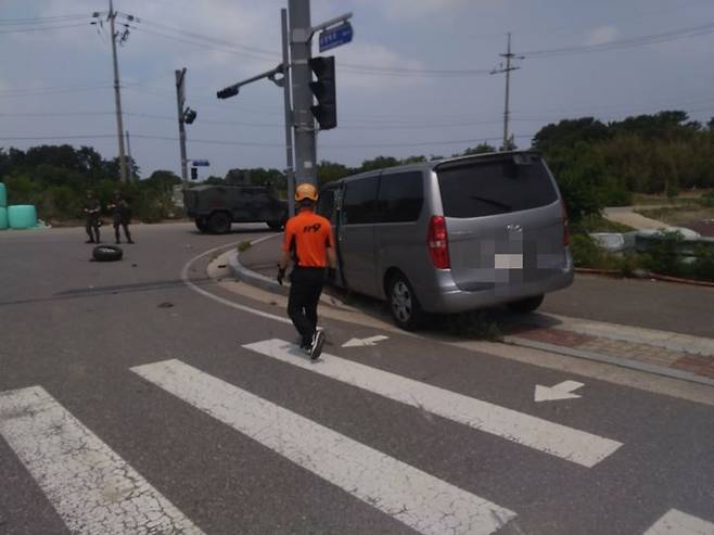 [군산=뉴시스] 9일 오전 11시7분께 전북 군산시 옥서면의 한 도로에서 스타렉스 차량이 전봇대를 들이받아 차량이 파손돼있다. (사진=전북도소방본부 제공) 2025.06.09. photo@newsis.com *재판매 및 DB 금지