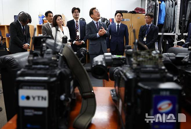 [서울=뉴시스] 최진석 기자 = 이재명 대통령이 12일 서울 용산 대통령실 영상기자실을 찾아 내부를 살펴보고 있다. 2025.06.12. myjs@newsis.com