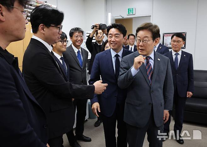 [서울=뉴시스] 최진석 기자 = 이재명 대통령이 12일 서울 용산 대통령실 사진기자실을 방문해 사진기자들과 인사를 나누고 있다. 2025.06.12. myjs@newsis.com