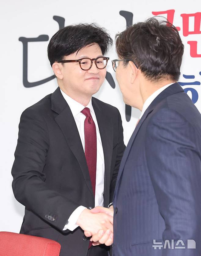 [서울=뉴시스] 권창회 기자 = 한동훈 전 국민의힘 대표가 10일 오후 서울 여의도 국회에서 권성동 원내대표를 예방하고 있다. 2025.04.10. kch0523@newsis.com