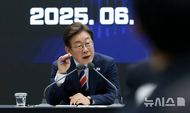 [서울=뉴시스] 고범준 기자 = 이재명 대통령이 11일 서울 영등포구 한국거래소에서 열린 주식시장 불공정거래 근절을 위한 현장 간담회에서 참석자 질문에 답하고 있다. 2025.06.11. bjko@newsis.com