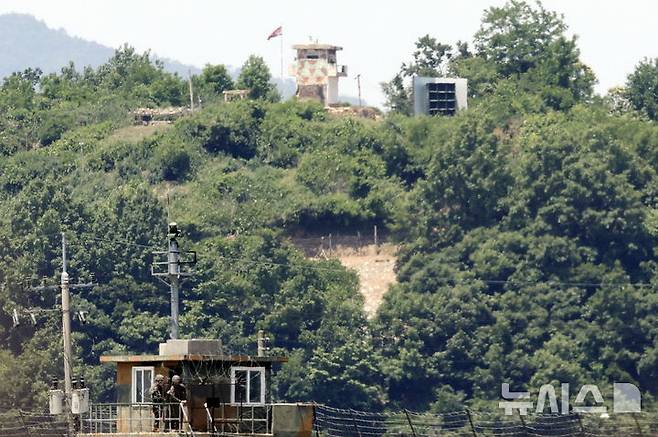 [파주뉴시스] 최동준 기자 = 12일 경기 파주시 접경지역에서 바라본 북한 개풍군 지역에 북한군 대남 확성기가 보이고 있다.이날 합동참모본부는 북한의 대남 소음 방송이 청취된 지역은 없다며 북한의 관련 동향을 예의주시하고 있다고 밝혔다. 2025.06.12. photocdj@newsis.com