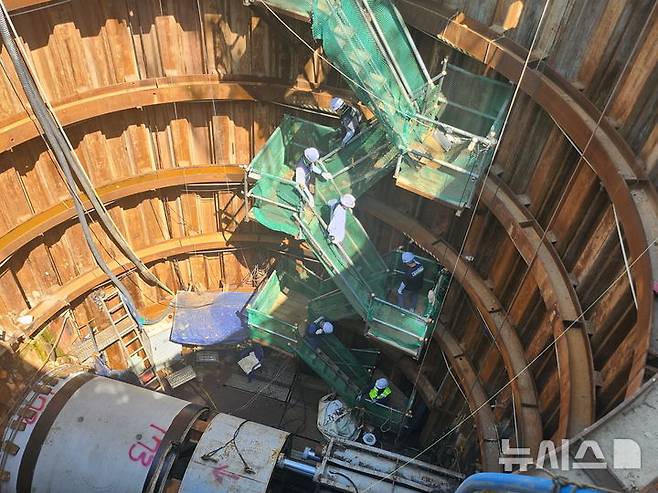 [의왕=뉴시스]  '노동 안전의 날' 합동점검 참여자들이 내 손 '다' 구역 가공송전선로 지중화 공사 현장을 살피고 있다. (사진=의왕시 제공).2025.06.12. photo@newsis.com