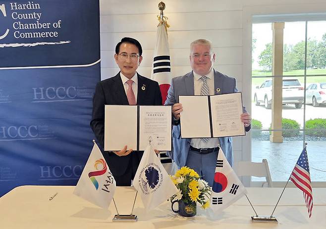 [서산=뉴시스] 미국 현지 시각으로 11일 미국 켄터키주 엘리자베스타운 상공회의소에서 이완섭(왼쪽) 서산시장과 제프 그레고리 엘리자베스타운 시장이 우호교류 의향서에 서명한 뒤 기념 사진을 찍고 있다. (사진=서산시 제공) 2025.06.12. photo@newsis.com *재판매 및 DB 금지
