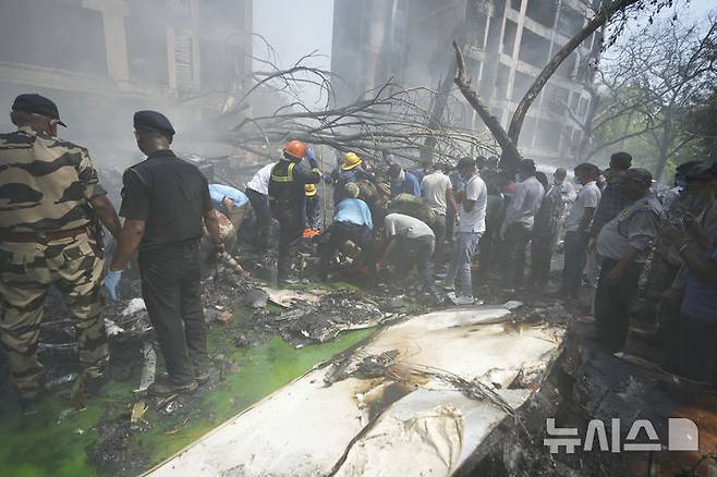 [AP/뉴시스] 추락 현장