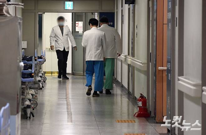 서울 한 대학병원에서 의료진들이 이동하고 있다. 황진환 기자