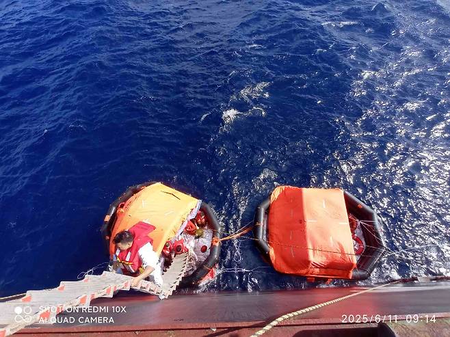 메이플 하버호가 지난 11일 인도양에서 조난 선원들을 구조하고 있다. 해수부 제공