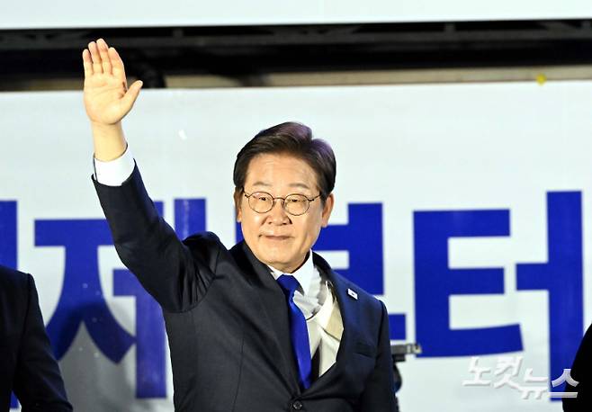 이재명 대통령 후보가 당선이 확실시된 후 4일  서울 여의도 국회앞에 마련된 더불어민주당의 국민개표방송시청 현장에서  지지자들에게 감사 인사를 하고있다. 류영주 기자