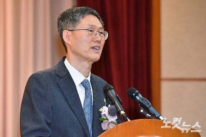 문형배 헌법재판소장 권한대행이 지난 4월 18일 오전 서울 종로구 헌법재판소 대강당에서 열린 문형배·이미선 헌법재판관 퇴임식에서 퇴임사를 하고 있다. 류영주 기자