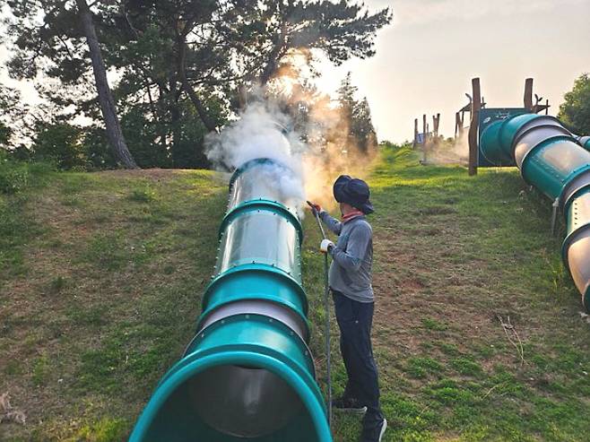 놀이터 소독. 광양시 제공