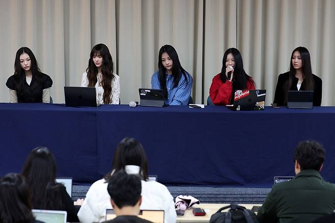 지난해 11월 28일 그룹 뉴진스가 어도어 귀책으로 어도어와의 전속계약이 해지됐다고 통보하는 기자회견을 여는 모습. 왼쪽부터 해린, 다니엘, 민지, 하니, 혜인. 연합뉴스