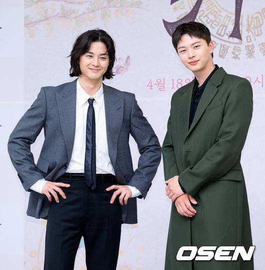 [OSEN=이대선 기자] 17일 오후 서울 목동 SBS에서 SBS&nbsp;새 금토드라마&nbsp;‘귀궁’ 제작발표회가 열렸다.‘보물섬’&nbsp;후속으로 방송되는&nbsp;SBS&nbsp;새 금토드라마&nbsp;‘귀궁’은&nbsp;영매의 운명을 거부하는 무녀 여리와 여리의 첫사랑 윤갑의 몸에 갇힌 이무기 강철이가 왕가에 원한을 품은 팔척귀에 맞닥뜨리며 몸과 혼이 단단히 꼬여버리는 육신 쟁탈 판타지 로코. 배우 김지훈과 육성재가 포토타임을 가지고 있다. 2025.04.17 /sunday@osen.co.kr