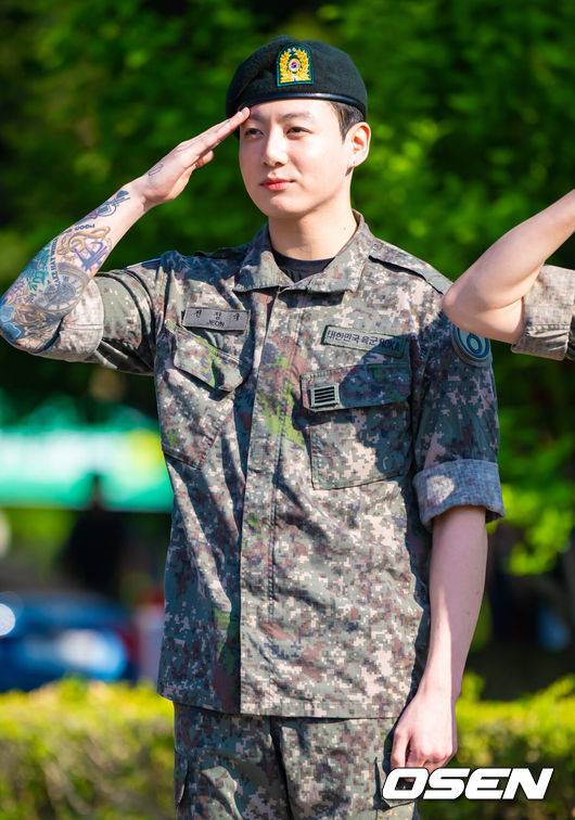 [OSEN=연천, 박준형 기자] 그룹 방탄소년단(BTS)의 지민과 정국이 11일 1년 6개월 간의 군 복무를 마치고 전역했다.지민과 정국은 지난 2023년 12월 육군 현역으로 동반입대해 육군 5사단 포병여단에서 복무해왔다. 팀의 맏형 진은 작년 6월, 제이홉은 작년 10월,&nbsp;RM과 뷔는 전날 각각 전투복을 벗었다. 슈가는 21일 소집해제를 앞두고 있다. BTS 정국이 경례를 하고 있다.  2026.06.11 / soul1014@osen.co.kr