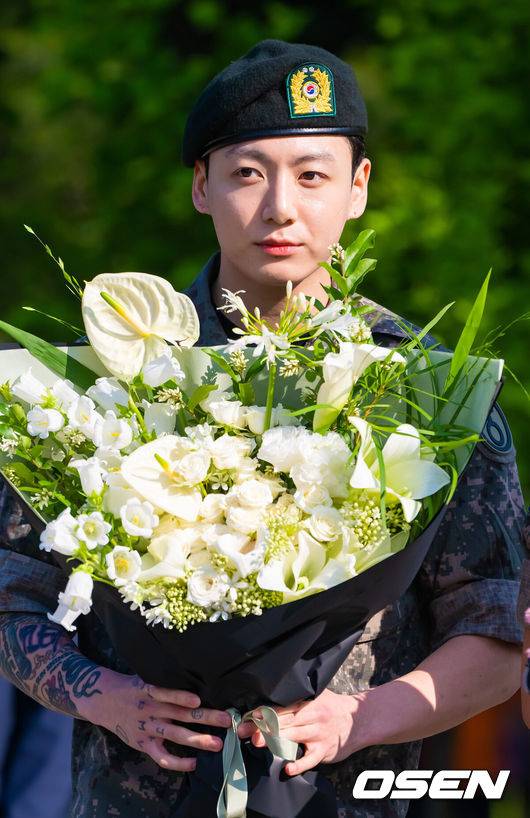 [OSEN=연천, 박준형 기자] 그룹 방탄소년단(BTS)의 지민과 정국이 11일 1년 6개월 간의 군 복무를 마치고 전역했다.지민과 정국은 지난 2023년 12월 육군 현역으로 동반입대해 육군 5사단 포병여단에서 복무해왔다. 팀의 맏형 진은 작년 6월, 제이홉은 작년 10월, RM과 뷔는 전날 각각 전투복을 벗었다. 슈가는 21일 소집해제를 앞두고 있다. BTS 정국이 꽃다발을 안고 포즈를 취하고 있다. 2026.06.11 / soul1014@osen.co.kr