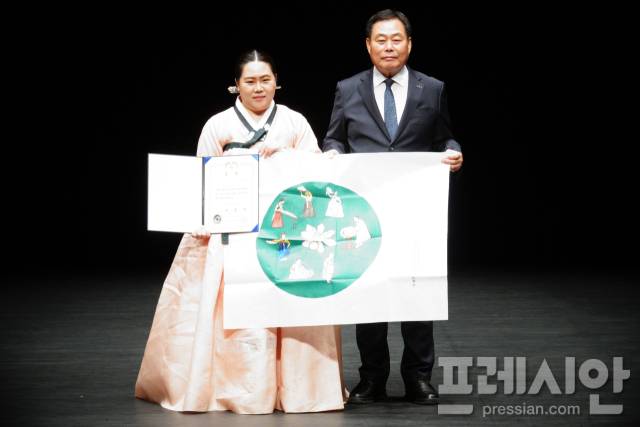▲김산 군수가 대통령상을 수상한 신선민 씨에게 상장을 전달하고 기념 촬영을 하고 있다. ⓒ무안군