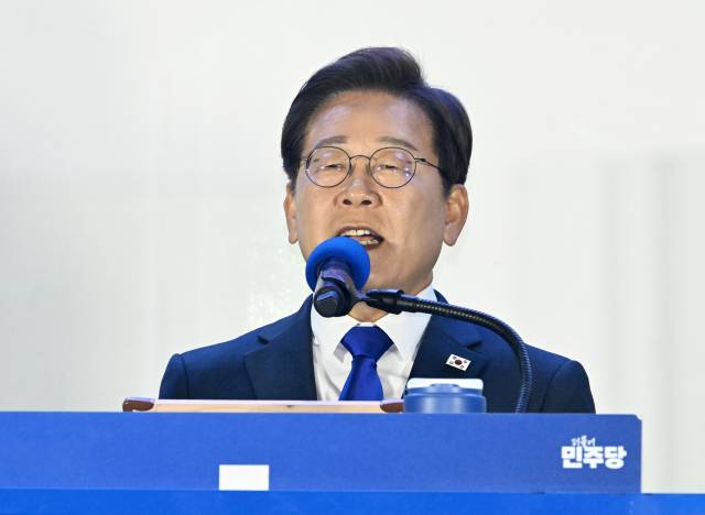 ▲ 제21대 대통령 선거에서 당선이 확실시된 시점인 4일 새벽 이재명 당시 더불어민주당 대선 후보가 서울 여의도 국회 인근에서 당 주최로 열린 국민개표방송 행사에 참석해 연설하고 있다. ⓒ연합뉴스