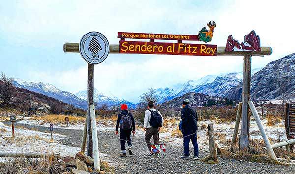 이곳부터 '피츠로이 등산로'라는 조형물을 통과하는 한국의 국립공원 레인저들. 이곳부터 바람결이 다르다.