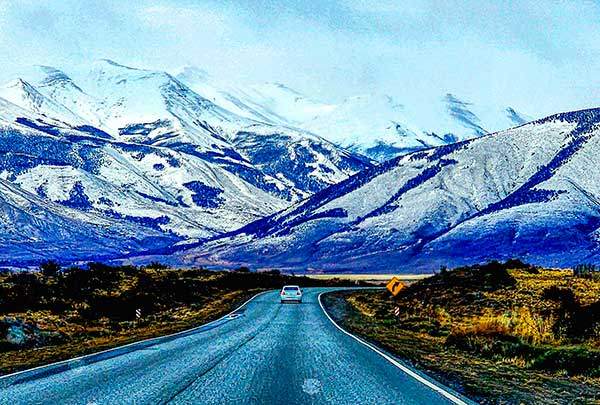 칼라파테에서 모레노 빙하로 가는 도로 풍경. 눈 덮인 산, 황량한 호수, 차갑고 을씨년스러운 날씨 등 전형적인 파타고니아 도로다. 관광객은 여름(11월~3월)에 많지만, 사람 없는 대자연에 푹 빠지려면 황량한 겨울(6-8월)도 괜찮다.