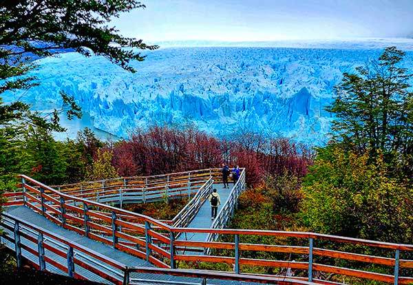 모레노 빙하를 둘러보는 5개 코스의 탐방로가 있다. 끝이 보이지 않는 거대한 빙하를 보면서, '저렇게 거대한 '얼음 대륙'이 있는데 왜 지구의 기온이 높아지는 거지'라는 생각이 들었다.