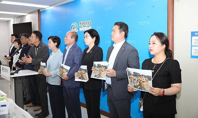 충남 천안시의회 민주당 시의원들이 12일 천안시청 브리핑실에서 천안K-컬처박람회 재검토를 요구하는 기자회견을 열었다.