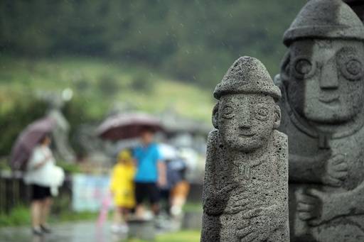 제주에 첫 장맛비가 내린 12일 제주 서귀포시 안덕면 송악산 인근에 관광객들이 지나고 있다. 뉴스1