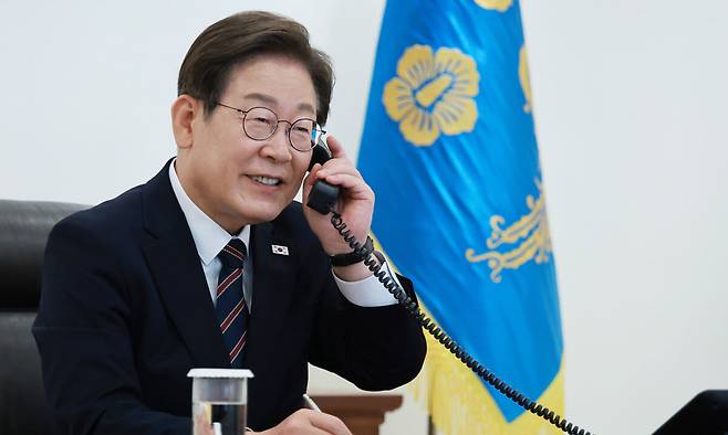 이재명 대통령이 지난 9일 서울 용산구 대통령실 청사 집무실에서 이시바 시게루 일본 총리와 전화 통화를 위해 수화기를 들고 있다. 뉴시스