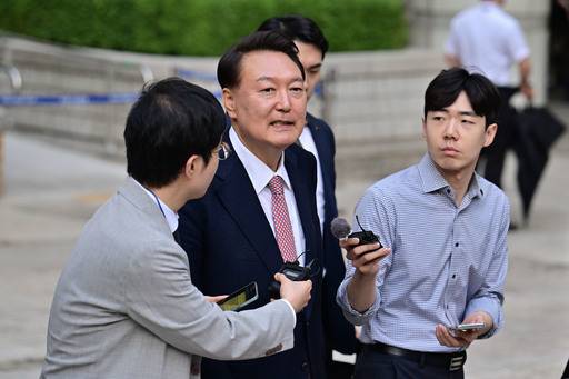 윤석열 전 대통령이 9일 서울중앙지법에서 열린 ‘내란 재판’을 받은 후 취재진 질문을 받으며 법원을 나서고 있다. 뉴스1
