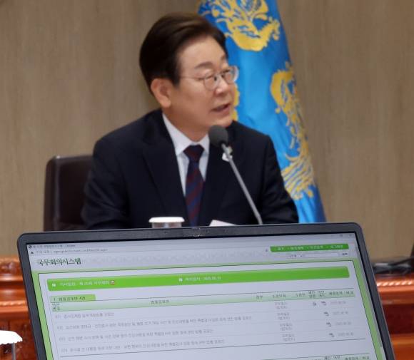 이재명 대통령이 10일 서울 용산 대통령실에서 국무회의를 주재하고 있다.  화면에 ‘3대 특검법안(내란특검법·김건희특검법·채상병특검법)’ 등 국무회의 안건이 나오고 있다. 2025.6.10  연합뉴스