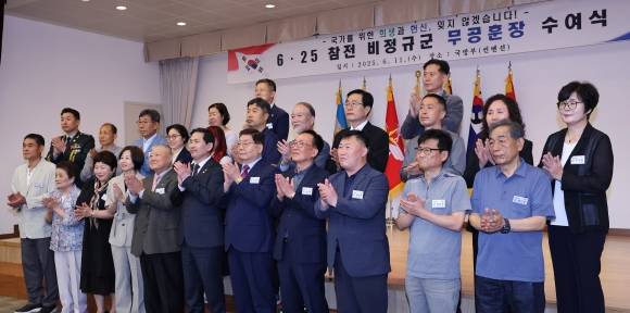 김선호(왼쪽 여섯 번째) 국방부 장관 직무대행이 11일 서울 용산구 국방컨벤션에서 열린 6·25 참전 비정규군 무공훈장 수여식에서 참석자들과 함께 박수를 치고 있다. 뉴스1