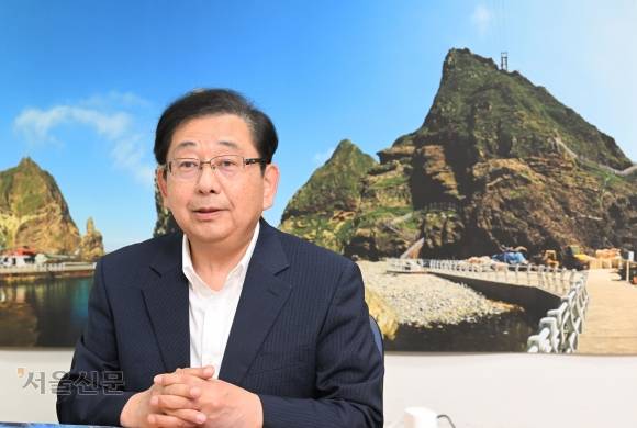 호사카 유지 세종대 교수는 “뉴라이트 역사관은 한일 관계 회복의 최대 걸림돌”이라며 “왜곡된 역사를 바로잡는 것이 미래 세대를 위한 중대한 책임”이라고 했다. 서울신문과의 인터뷰는 지난달 28일 세종대 독도연구소에서 진행됐다. 도준석 전문기자