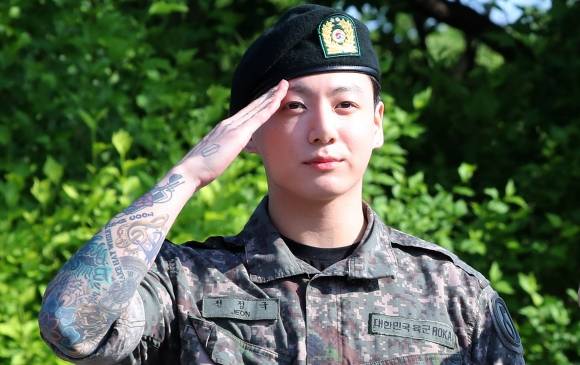 육군 현역 복무를 마치고 만기 전역한 그룹 방탄소년단(BTS)의 정국이 지난 11일 경기도 연천군 연천공설운동장에서 취재진을 향해 거수경례하고 있다. 2025.06.11 뉴시스