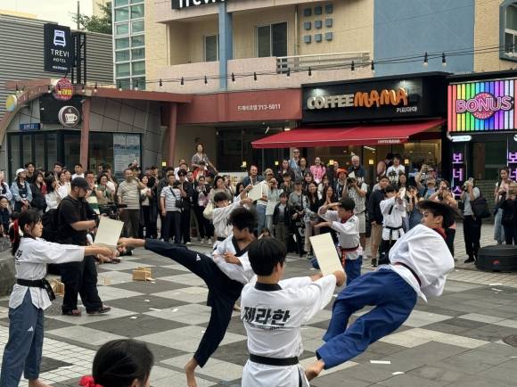 지난 8일부터 11일까지 3박 4일간 미국·덴마크·영국·태국 등에서 거주 중인 입양인 90여명이 마음의 고향 제주로 초청돼 제주시 누웨마루에서 버스킹 공연을 관람하고 있다. 제주관광공사 제공