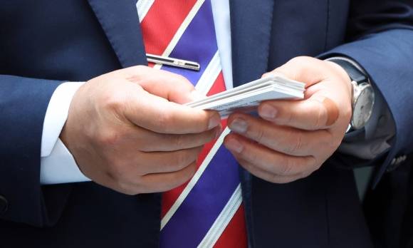 이재명 대통령이 11일 서울 용산 대통령실 기자식당에서 출입기자들과 점심식사 후 받은 명함을 손에 들고 있다. 2025.6.11 연합뉴스