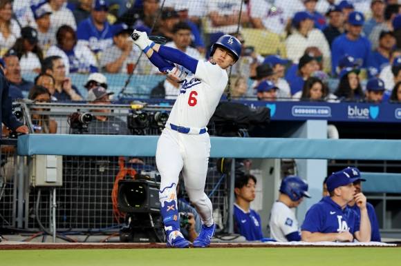 로스앤젤레스 다저스 김혜성이 3일(한국시간) 미국 캘리포니아주 로스앤젤레스 다저스타디움에서 열린 2025 미국프로야구 메이저리그(MLB) 뉴욕 메츠와 홈 경기에서 대기 타석에 들어서 있다. 로이터 연합뉴스