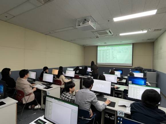 서울 도봉구 직원들이 인공지능(AI) 기술을 실무에 직접 활용할 수 있는 방법을 배우고 있다. 도봉구 제공